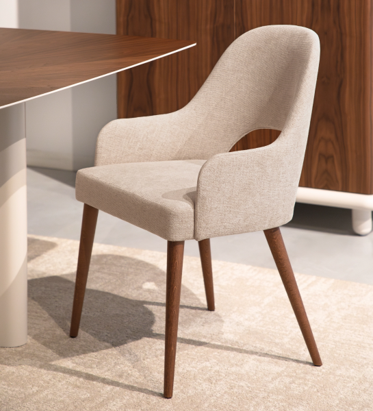 Cadeira Paris estofada bege com apoio de braços e pernas em madeira