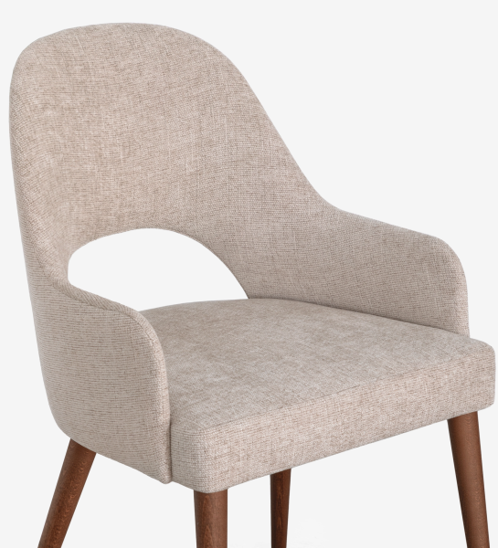 Cadeira Paris estofada bege com encosto recortado, braços curvos e pernas de madeira