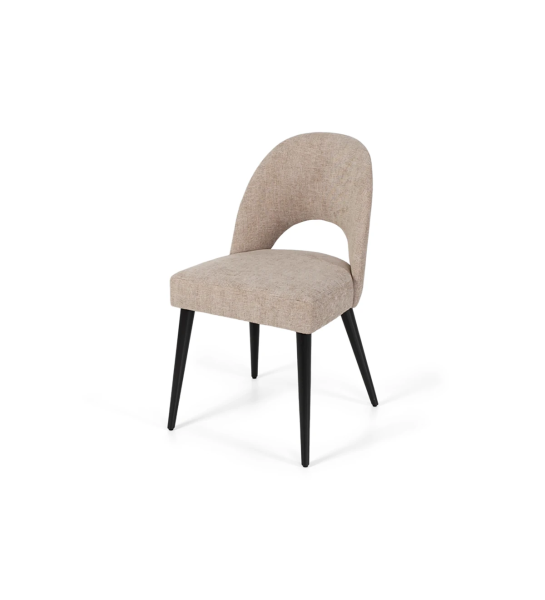 Chaise avec accoudoirs, rembourré en tissu toffee, avec pieds en bois couleur noyer.