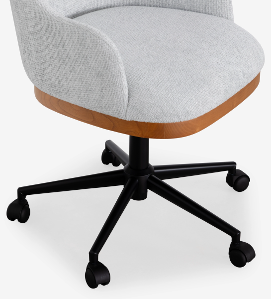 Cadeira de Executivo Cannes, assento cinzento tecido, borda em madeira e base preta com rodízios