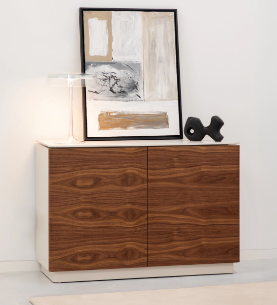 Zapatera Geneve de madera con dos puertas, lámpara y cuadro encima