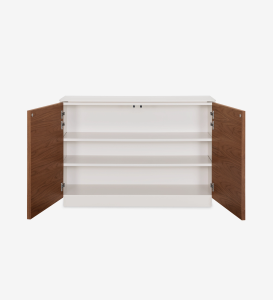 Zapatera Geneve blanca con puertas de madera y tres estantes interiores