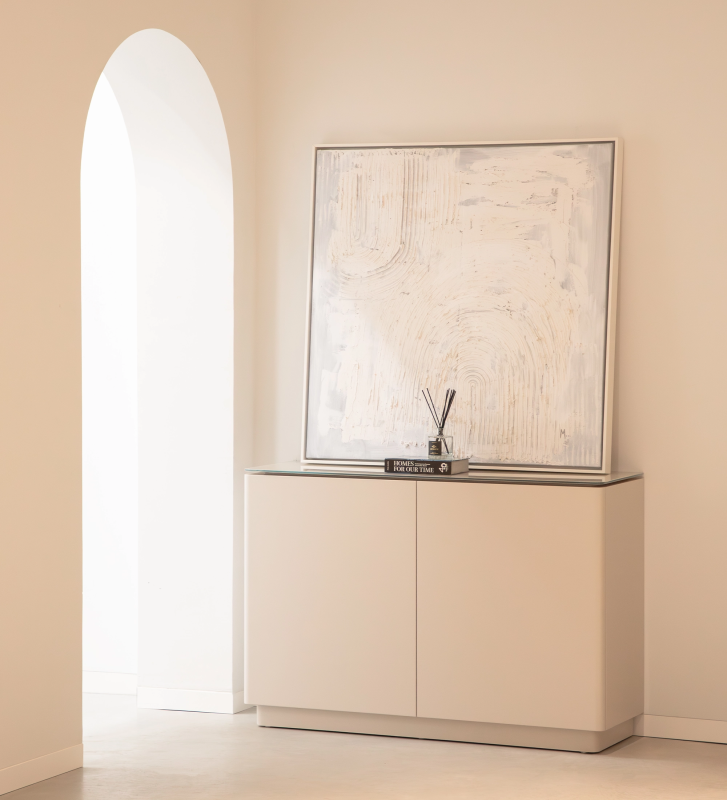 Zapatero con 2 puertas, tapa de cristal y estructura lacada en color perla.