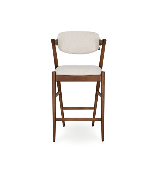 Tabouret en bois de frêne couleur noyer, avec assise et dossier rembourrés en tissu perle.