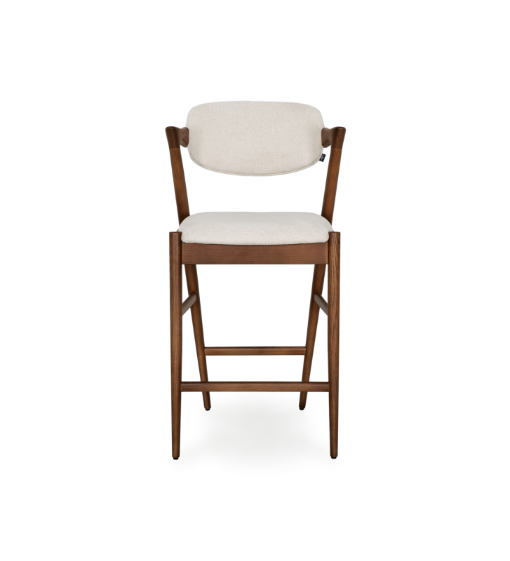 Banco em madeira de freixo cor nogueira, com assento e costa estofados a tecido pérola.