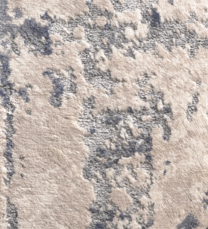 Tapis abstrait aux tons beige et gris, finition bord plié + feutre feltex 6 mm.