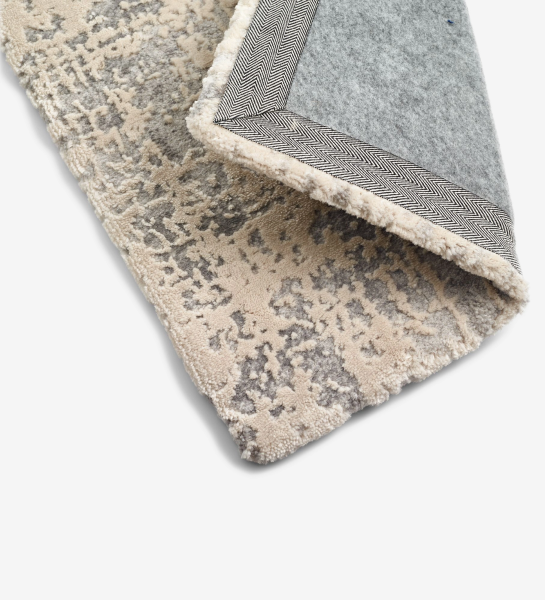 Tapete ARTISAN 300 bege e cinzento com padrão abstrato texturado e borda espinha de peixe