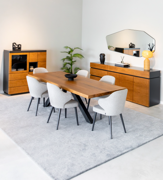 Tapete REFLEX 95 cinzento claro sob mesa de jantar em madeira e cadeiras cinza