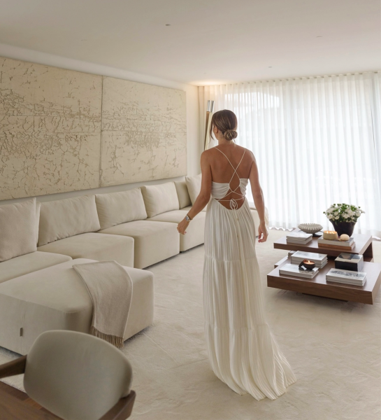 Tapete IMPRESSION 38 creme numa sala minimalista com sofá e mesa de centro