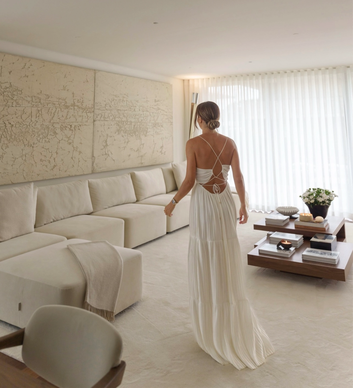 Tapete bege com textura macia, acabamento dobra + feltex 6mm.