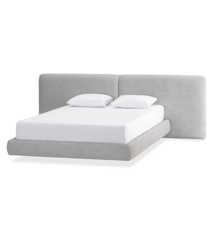 Lit double avec tête de lit divisée et pied de lit suspendu, revêtu de tissu gris.