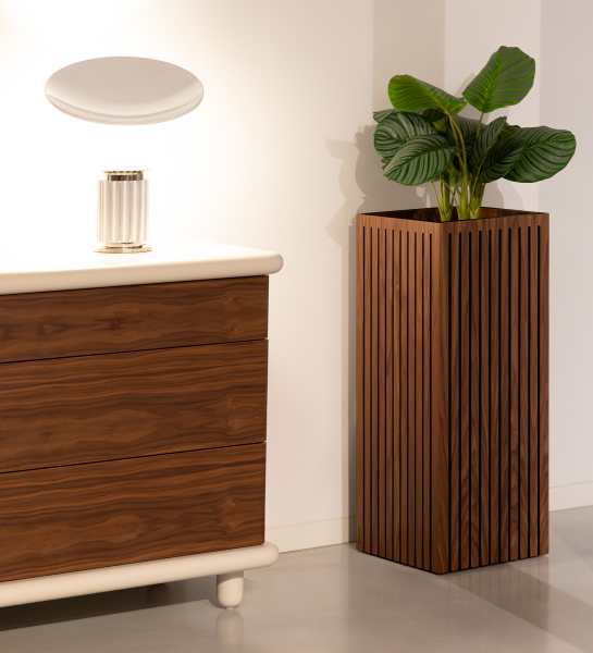 Macetero con frisos, en nogal natural.