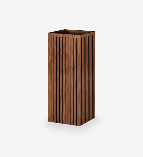 Macetero con frisos, en nogal natural.