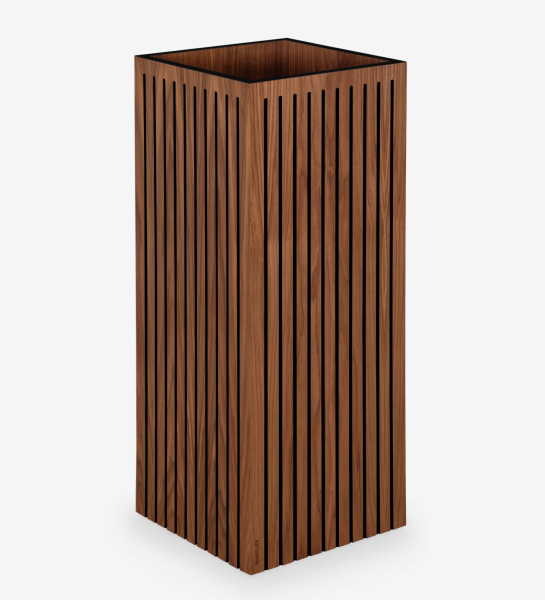 Macetero con frisos, en nogal natural.