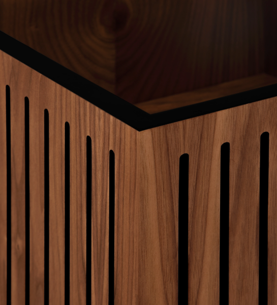 Macetero con frisos, en nogal natural.