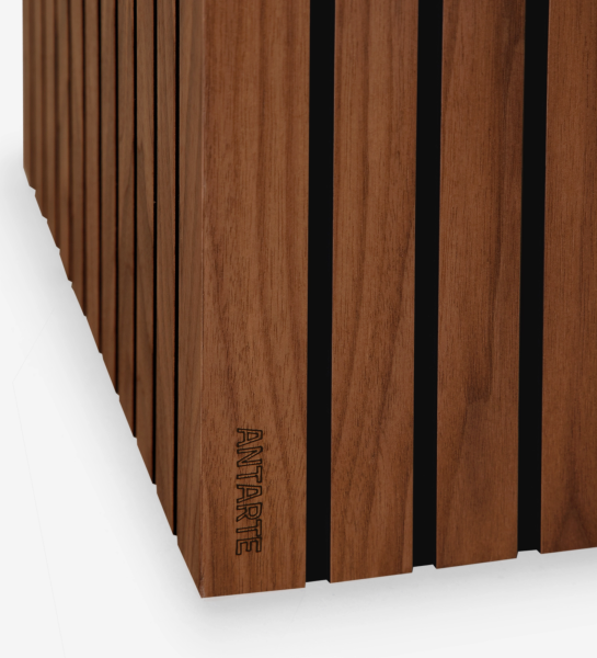 Macetero con frisos, en nogal natural.