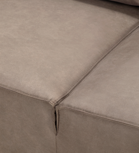 Canapé Tokyo 3 places recouvert en tissu taupe, pieds en métal laqué noir, 238 cm.