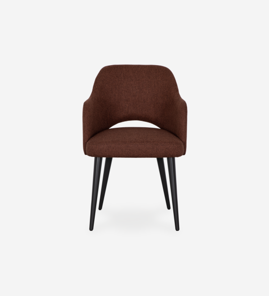 Silla Londres con brazos tapizados en tela Beige, pies lacados negro.