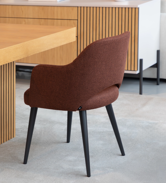 Silla Londres con brazos tapizados en tela Beige, pies lacados negro.