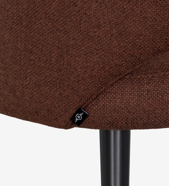 Silla Londres con brazos tapizados en tela Beige, pies lacados negro.