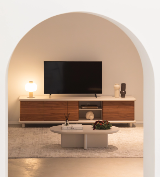 Móvel TV Paris 3 portas e 2 gavetas em nogueira natural, estrutura em pérola.