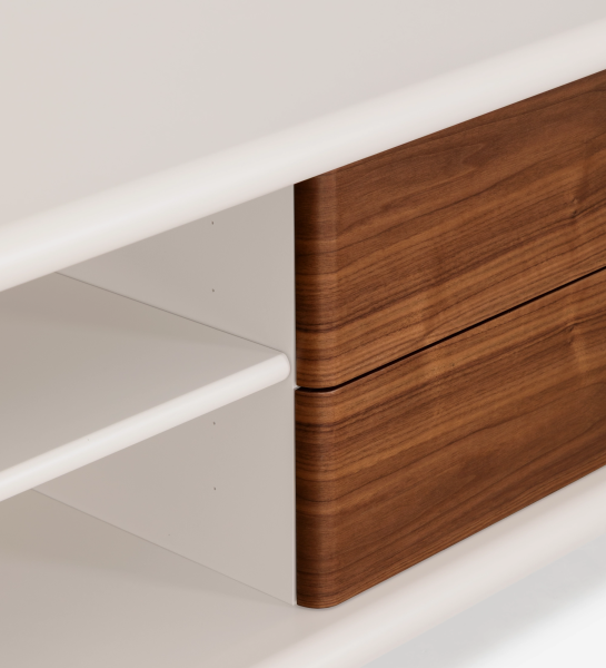 Móvel TV Paris 3 portas e 2 gavetas em nogueira natural, estrutura em pérola.