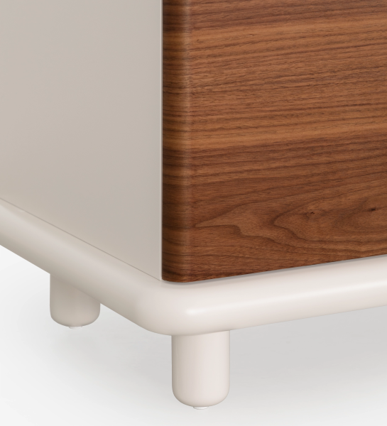 Móvel TV Paris 3 portas e 2 gavetas em nogueira natural, estrutura em pérola.