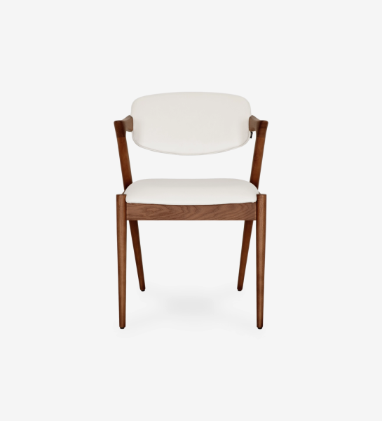 Silla en madera de fresno color nogal, con asiento y respaldo tapizado en tejido perla.