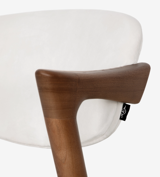Silla en madera de fresno color nogal, con asiento y respaldo tapizado en tejido perla.