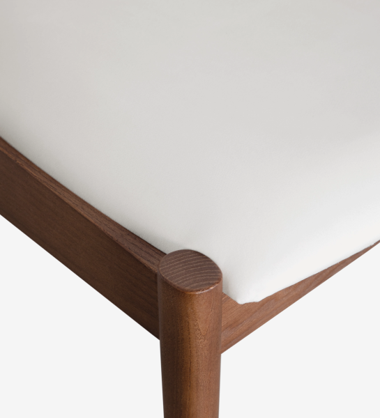 Silla en madera de fresno color nogal, con asiento y respaldo tapizado en tejido perla.