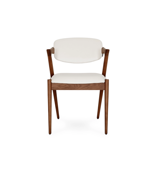 Silla en madera de fresno color nogal, con asiento y respaldo tapizado en tejido perla.