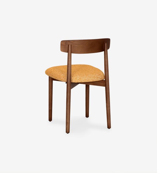 Silla de madera color nuez con asiento tapizado en tela amarilla