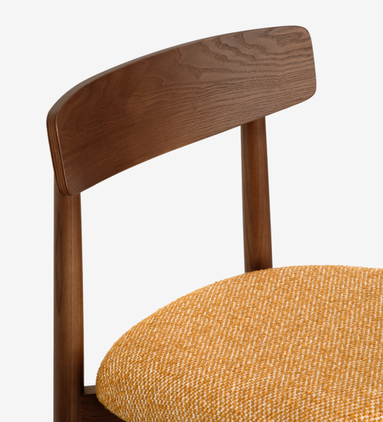 Silla de madera color nuez con asiento tapizado en tela amarilla