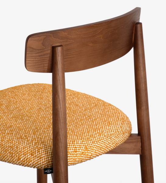 Silla de madera color nuez con asiento tapizado en tela amarilla