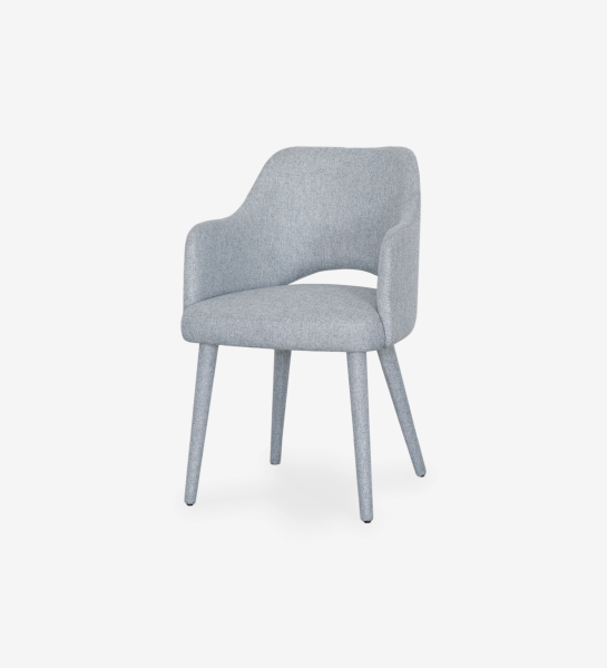 Cadeira com braços estofada a tecido cinzento.