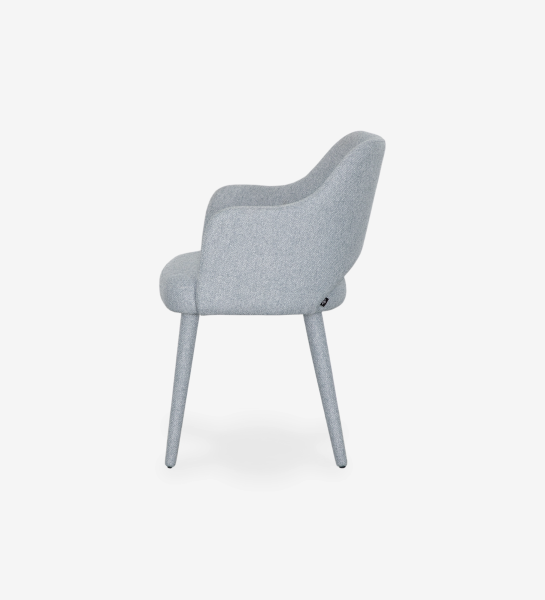 Cadeira com braços estofada a tecido cinzento.