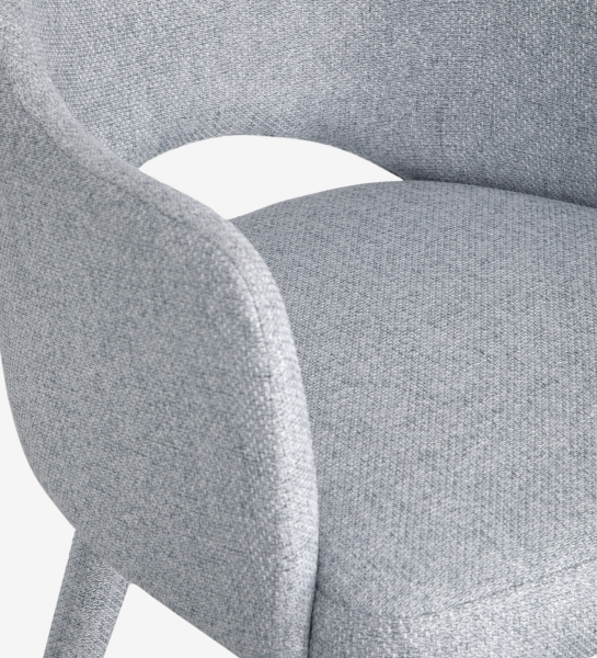 Cadeira com braços estofada a tecido cinzento.