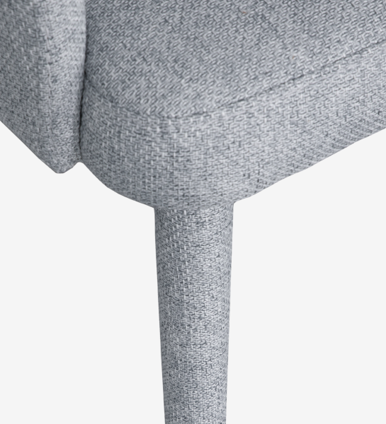 Cadeira com braços estofada a tecido cinzento.