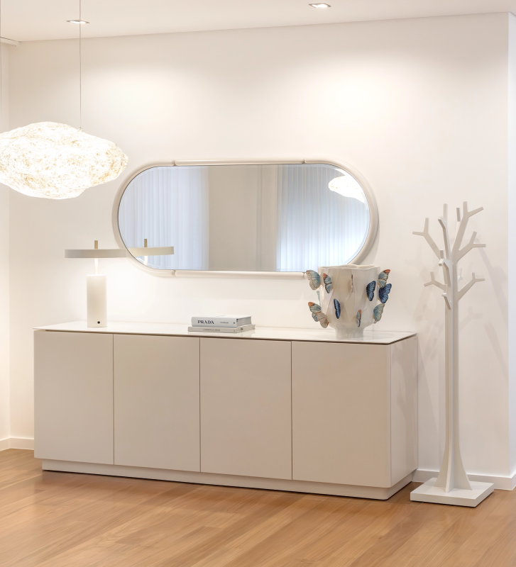 Enfilade avec 4 portes et structure laquée couleur perle, plateau en céramique effet marbre Calacatta et tiroir à couverts.