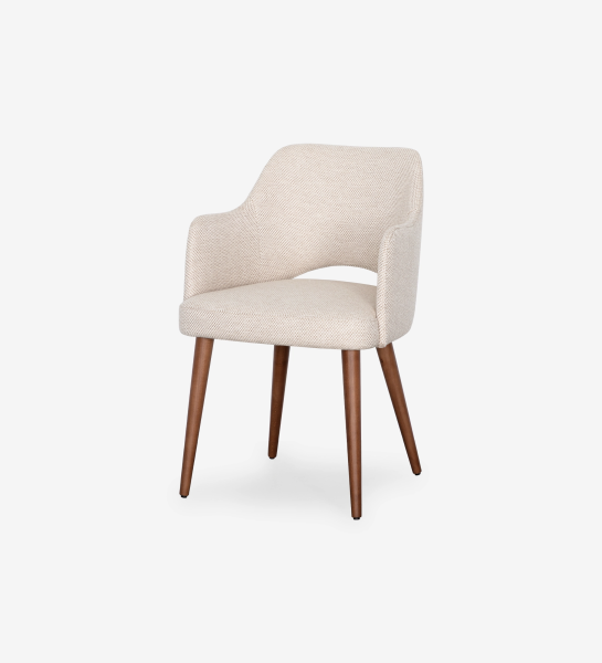 Cadeira com braços estofada a tecido de tons bege e pé em madeira cor nogueira.