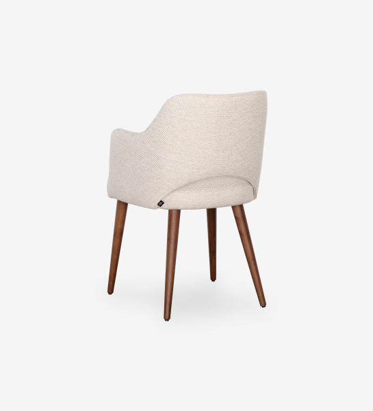 Cadeira com braços estofada a tecido de tons bege e pé em madeira cor nogueira.