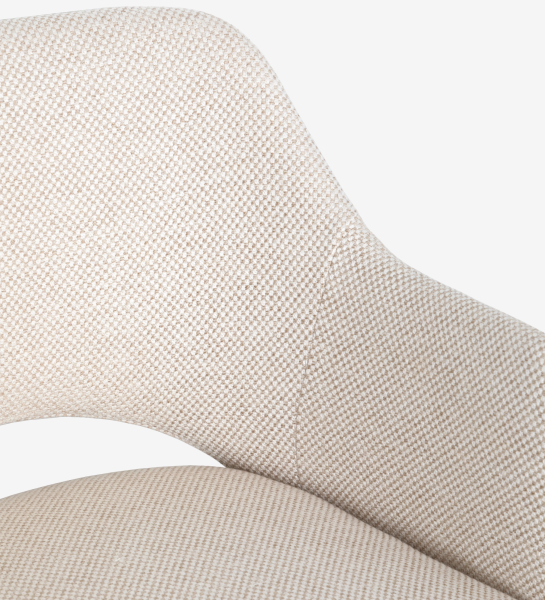 Cadeira com braços estofada a tecido de tons bege e pé em madeira cor nogueira.