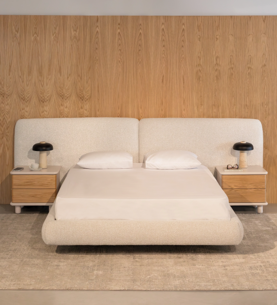 Cama de Casal Paris em tecido creme com cabeceira estofada e mesas de madeira