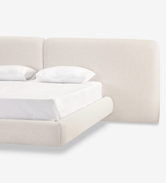 Cama de Casal Paris estofada creme com cabeceira curva e colchão com almofadas brancas