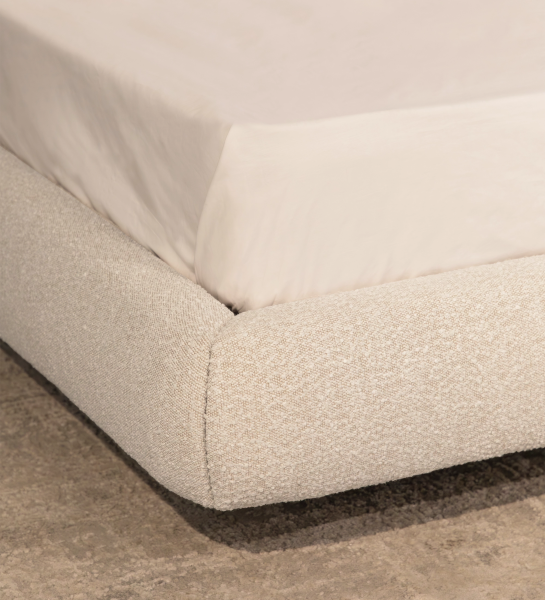 Cama de Casal Paris, base estofada bege e lençol branco