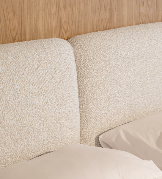 Cama de Casal Paris com cabeceira estofada creme e painel de madeira