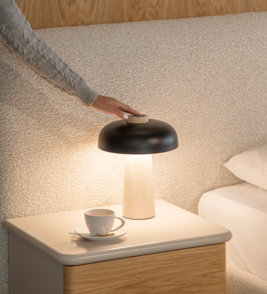 Candeeiro de Mesa HAIA com cúpula preta e base creme num criado-mudo