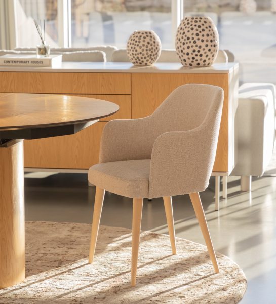 Cadeira Londres estofada bege com braços e pernas em madeira clara