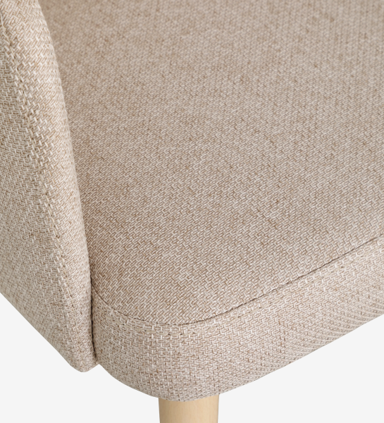 Cadeira Londres, detalhe do assento estofado bege e perna em madeira clara