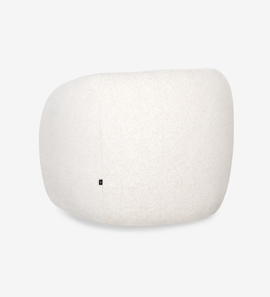 Poltrona Mónaco em tecido cru com forma arredondada e costura lateral